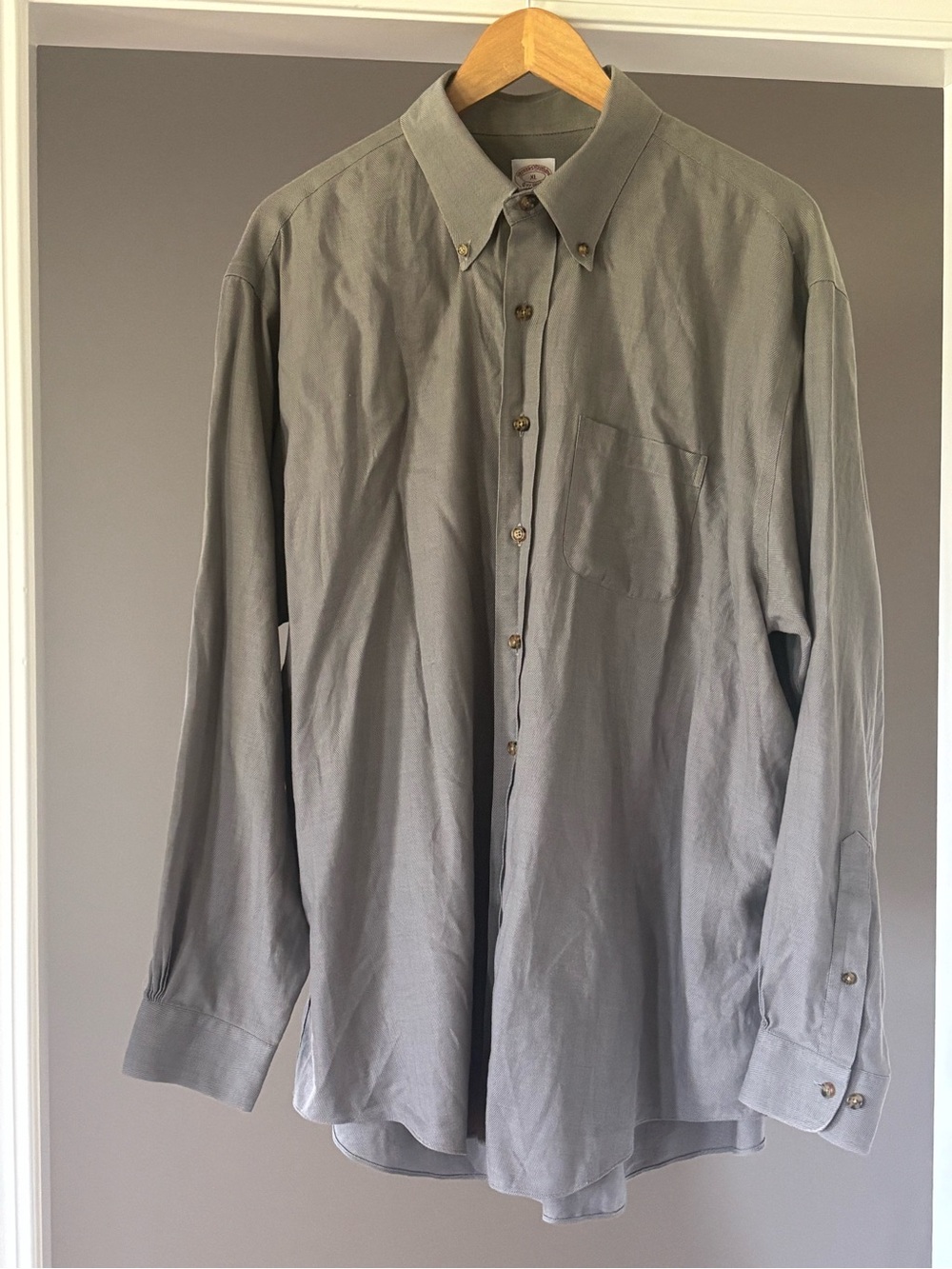 Brooks Brothers Men's Light Gray Button-Down Shirt